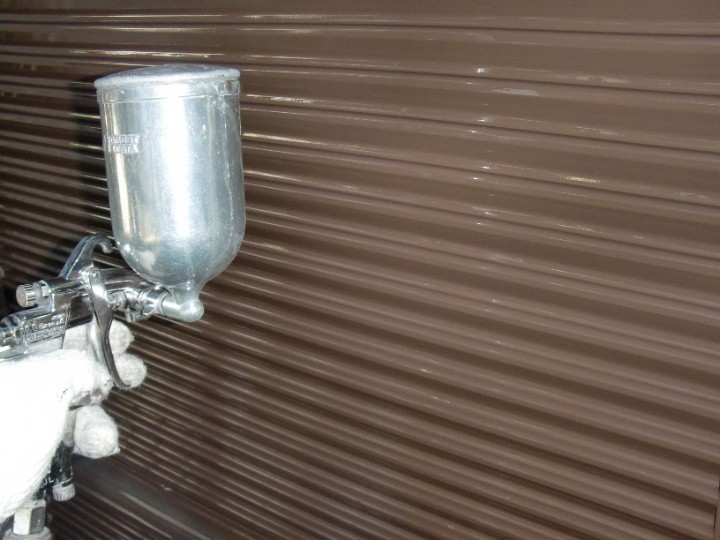 エアレス方式で吹き付け塗装