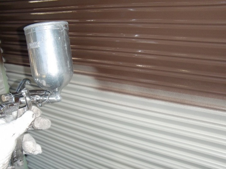 エアレス方式の吹き付け作業