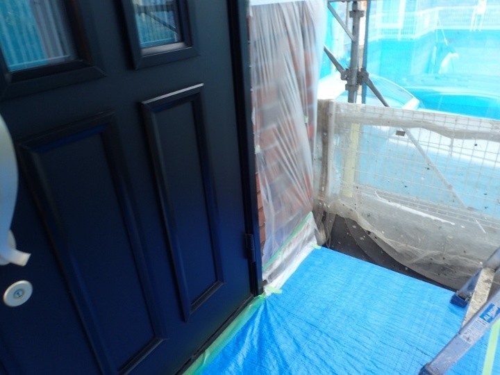 玄関ポーチやサッシへの養生作業