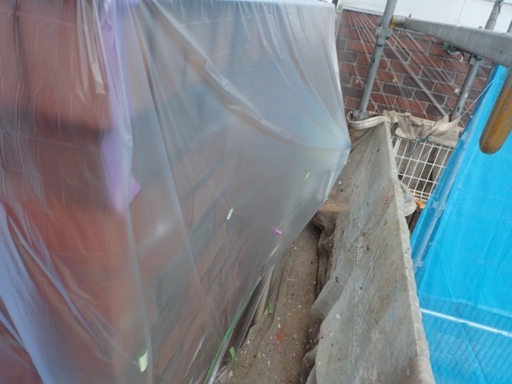 マスキングテープを使った玄関ポーチやサッシへの養生作業