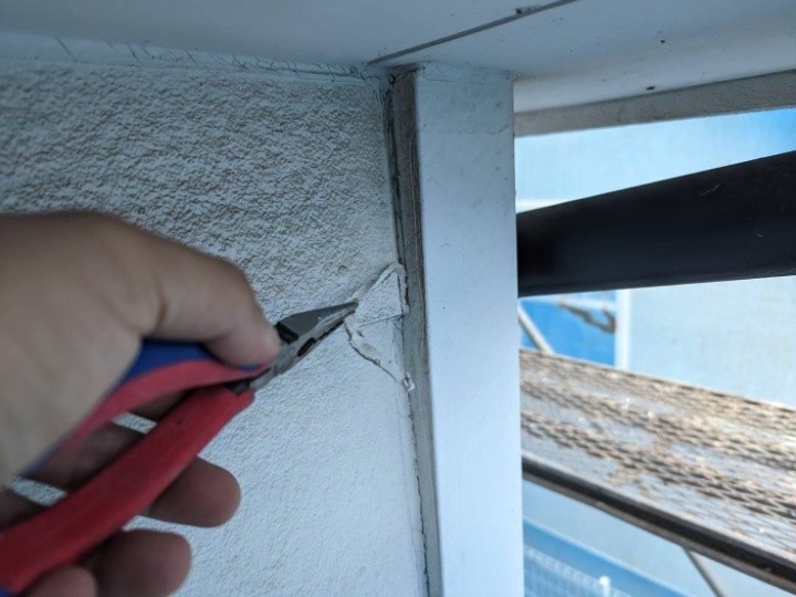 既存のコーキングを撤去