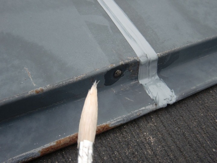 棟板金の釘浮を元に戻した後に再度プライマーを塗布