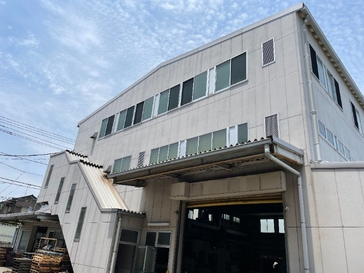 ALCパネルの外壁を使った鉄骨造3階建ての倉庫