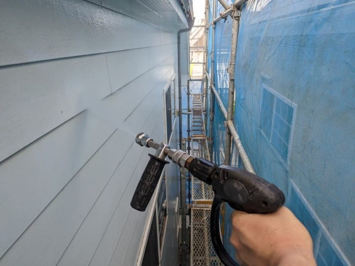 外壁への高圧洗浄作業