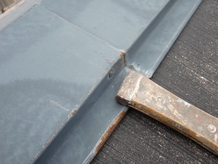 棟板金の釘浮の修復