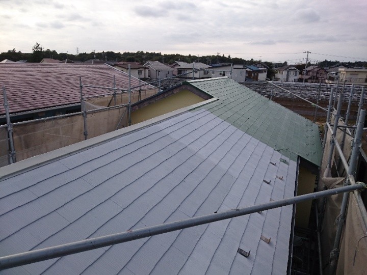 屋根と外壁の中塗り完了