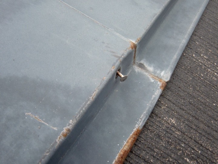 棟板金の釘浮