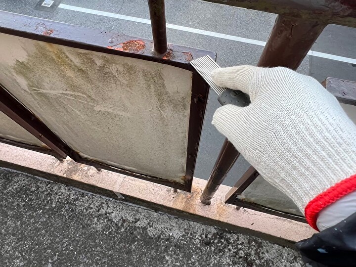 ケレン等下地処理の作業風景