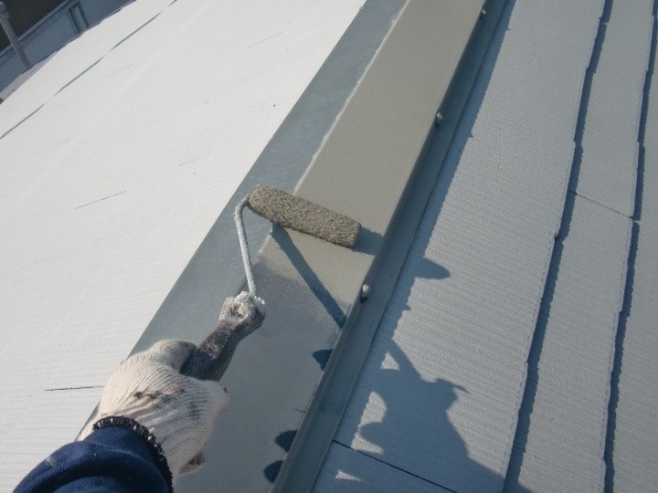 下塗りで錆止め塗料も使用