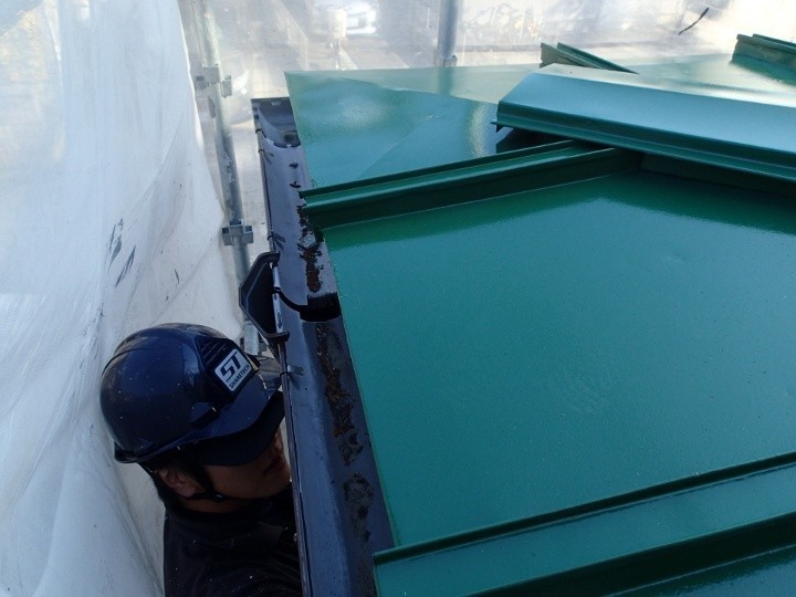 下屋根の部分をタッチアップの作業工程