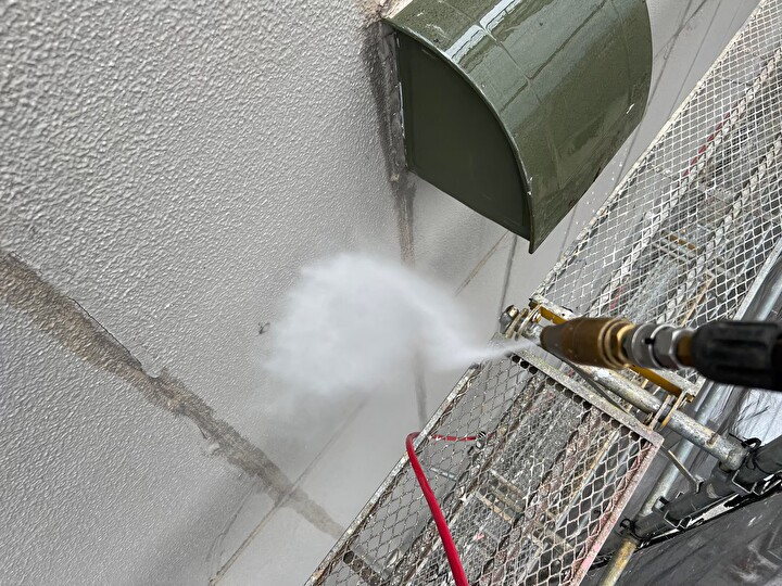 外壁を洗浄作業