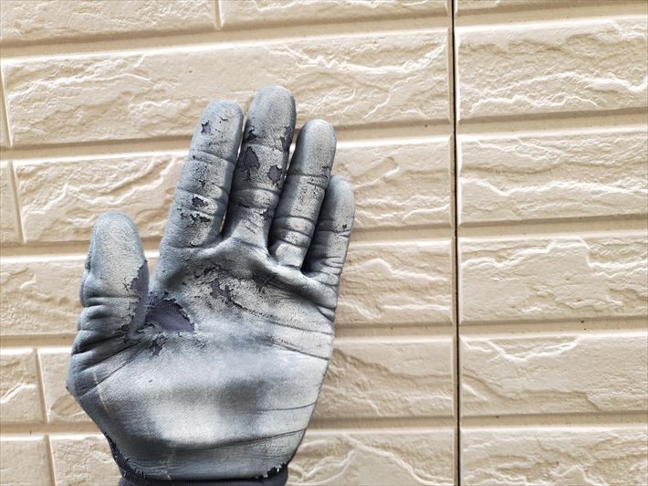 葛飾区新宿にてサイディング外壁調査、チョーキングは塗り替えのサインになりますので外壁塗装工事をご提案