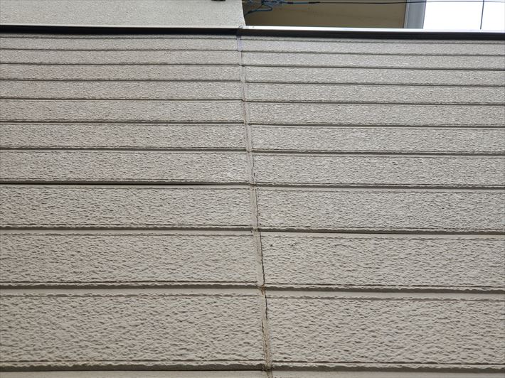 墨田区八広にてシーリングが剥離しているサイディング外壁のメンテナンスのご相談、シーリング打ち替え工事と外壁塗装工事のご提案