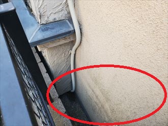 モルタル外壁が防水性の低下により汚れが付着