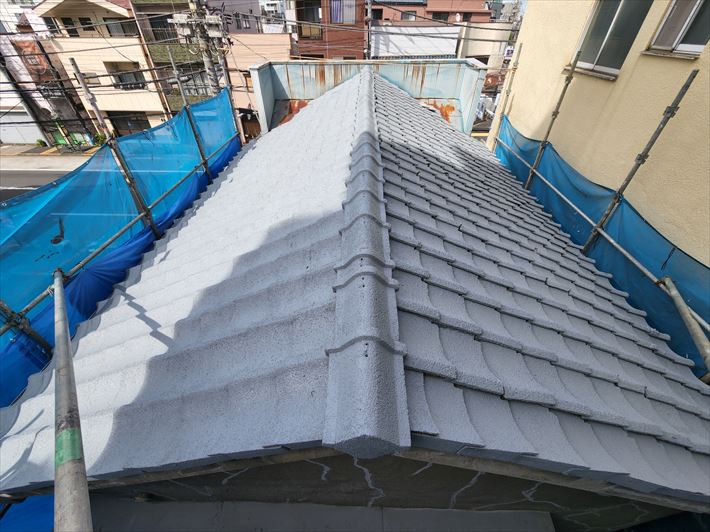 墨田区業平にてセメント瓦の屋根塗装工事を実施、水谷ペイントのルーフマイルドSi（No.69グレー）を使用