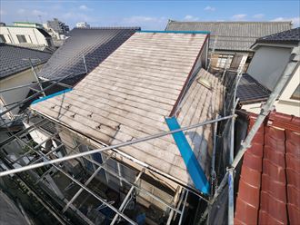 葛飾区柴又にて日本ペイントのパーフェクトベストを使用した屋根塗装工事（税込540,000円）を実施、色はベネチアブルーになります！