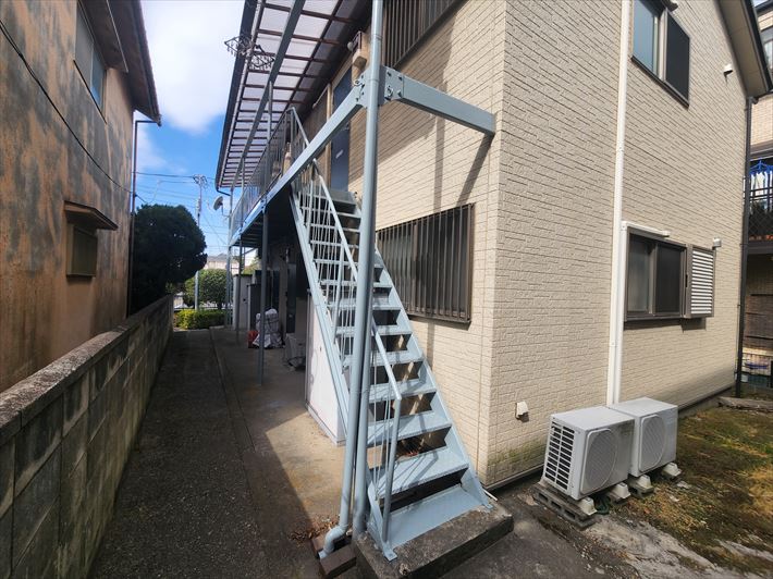 江戸川区松江のアパートにて鉄骨階段塗装工事を実施、クリーンマイルドウレタン（ＳＲ-421）を使用致しました