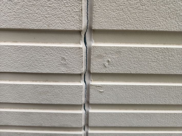 文京区本駒込にてサイディング外壁の塗装とシーリングが劣化、シーリング打ち替え工事と外壁塗装工事が必要です