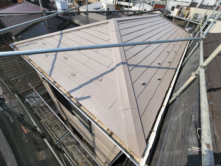 墨田区東向島にて日本ペイントのサーモアイSi(クールローズブラウン)を使用した屋根塗装工事を実施