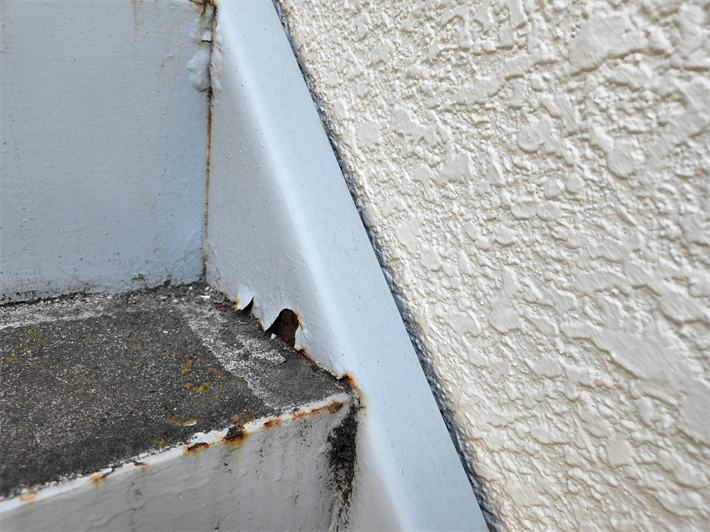 葛飾区東新小岩にて塗装が剥がれた玄関前の鉄骨階段のメンテナンスのご相談！