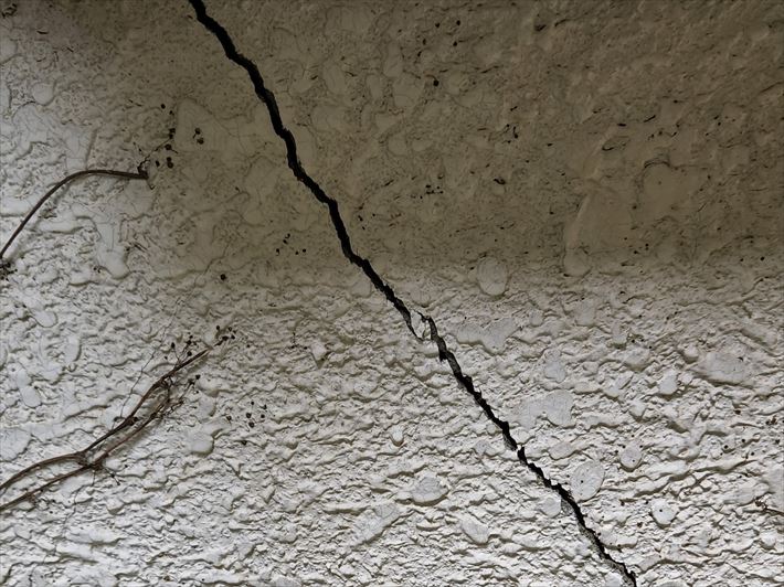 墨田区立花にて行ったモルタル外壁の無料調査！外壁に大きなひび割れがありましたのでvカット工法による補修工事をご提案！