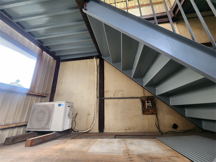工場建屋内の鉄骨階段塗装施工事例｜墨田区東向島の部分塗装で耐久性アップ