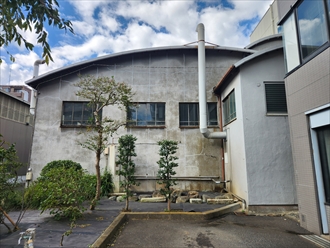 工場のモルタル外壁のひび割れ補修と外壁塗装の施工事例｜葛飾区白鳥