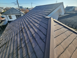 足立区北加平町でスレート屋根の色褪せ・苔を解決した屋根塗装事例｜ヤネフレッシュSiで長持ちメンテナンス