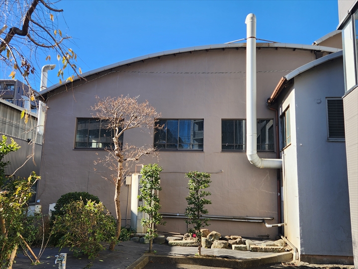 工場のモルタル外壁のひび割れ補修と外壁塗装の施工事例｜葛飾区白鳥