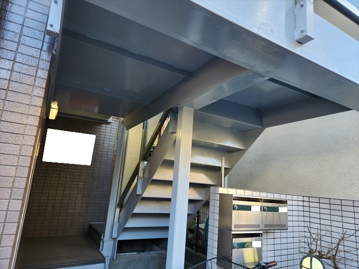 アパートの鉄骨階段を美しく再生する塗装工事｜板橋区中台で鉄骨階段塗装工事の施工事例