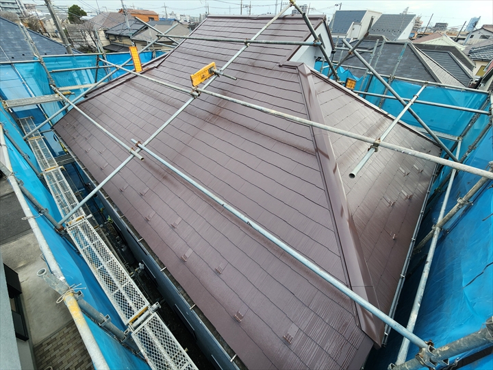 足立区北加平町でスレート屋根の色褪せ・苔を解決した屋根塗装事例｜ヤネフレッシュSiで長持ちメンテナンス