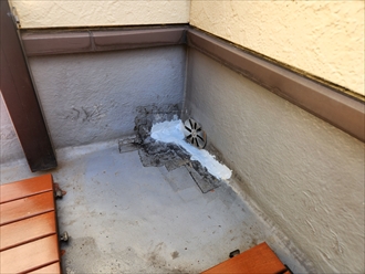 台東区根岸にてルーフバルコニーの雨漏りを解決！ドレン改修工事とウレタン防水（サラセーヌ）による施工事例