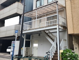 中央区月島で鉄骨階段塗装工事、チョーキングや手摺の塗膜剥がれ・踏み板の錆を補修して美観と防錆性を回復