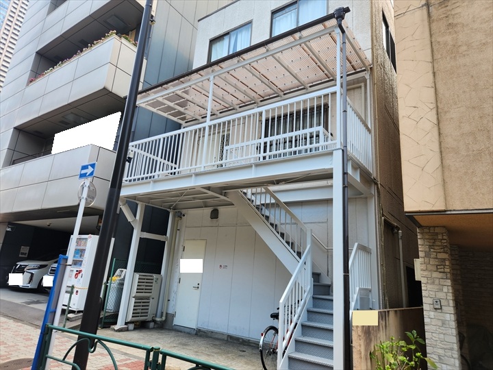 中央区月島で鉄骨階段塗装工事、チョーキングや手摺の塗膜剥がれ・踏み板の錆を補修して美観と防錆性を回復