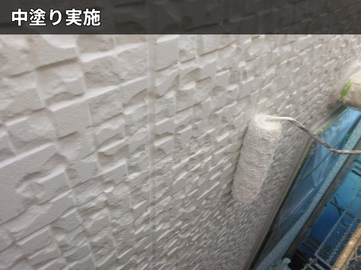 外壁の中塗り作業