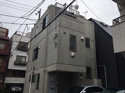 新宿区矢来町にてコンクリート打ち放し仕上げの外壁をカラークリアー塗装で仕上げました