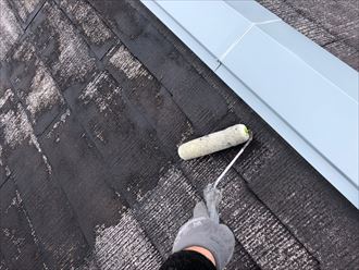 屋根塗装工事にて下塗りにシーラーを塗布