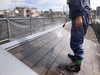 屋根塗装工事にて洗浄