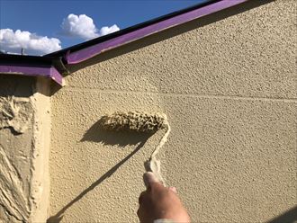 外壁塗装工事にて上塗りの様子