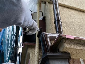 外壁塗装工事にて付帯部の雨樋を塗装