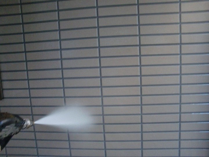 一階部分のタイル柄の外壁サイディングボードを高圧洗浄