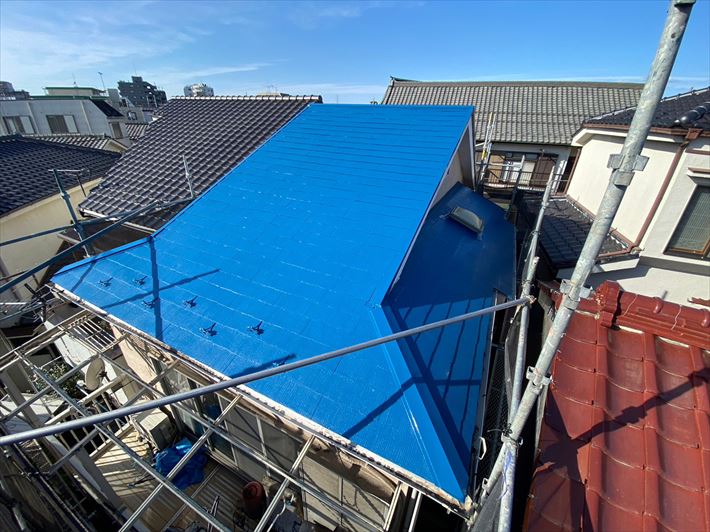 葛飾区柴又にて日本ペイントのパーフェクトベストを使用した屋根塗装工事を実施、色はベネチアブルーになります