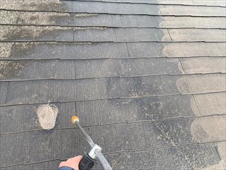 屋根塗装工事にて洗浄作業の様子