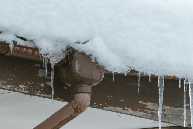 雪に埋もれる雨樋