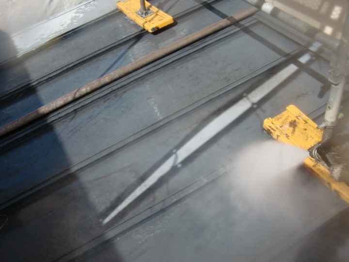 下屋根の高圧洗浄