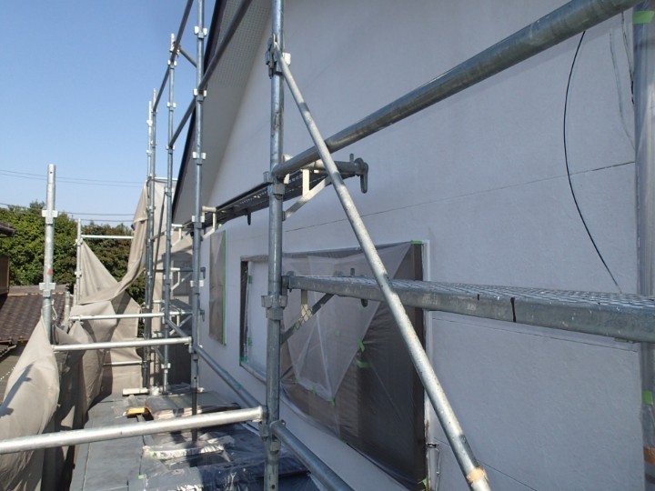 家全体が真っ白になり塗装の準備が整った状態