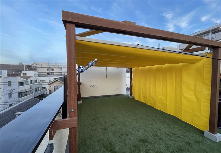 大田区大森北で屋上の陸屋根にハードウッド製のパーゴラを造作工事しました