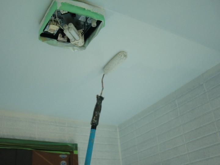 部分塗装によって軒天も白く塗り替え