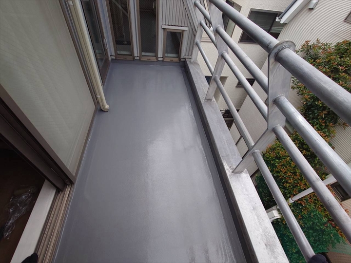 文京区本駒込で天井からの雨漏りとベランダ床面の亀裂を改善したベランダ防水工事
