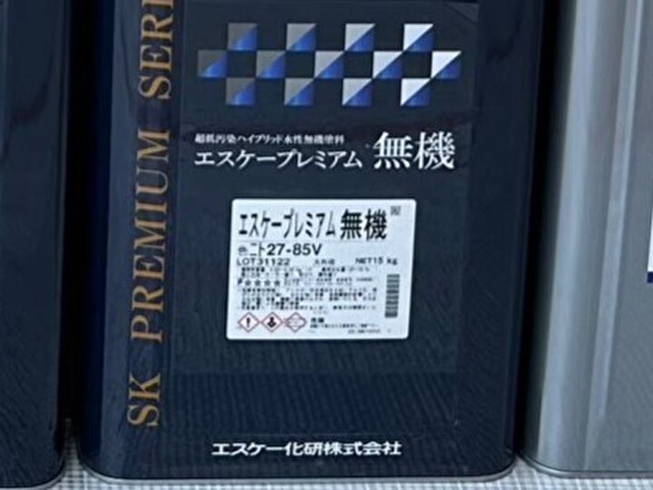 軒天と外壁の一部にエスケープレミアム無機を使用